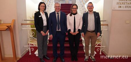 Bildtext: Von links: Alexandra Silvestri, Leiterin der Abteilung People & Culture im HGV, Andreas Erlacher, Vizedirektor der Landeshotelfachschule Kaiserhof, HGV-Vizepräsidentin Judith Rainer und Florian Obkircher, HGV-Bezirksobmann Pustertal/Gadertal.