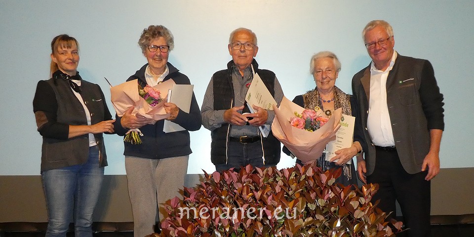 V.l.n.r.: Schriftführerin Alexandra Polig, Eva Runggaldier (75 Jahre Mitglied), Toni Grünbacher und Veronika Gruber (beide 60 Jahre Mitglied), Vorsitzender Elmar Knoll