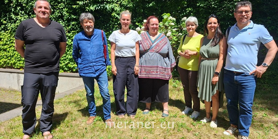 von links] Georg Hofer, Giampaolo Settimo, Elisabeth Rass, Giorgia Lazzaretto, Francesca Giabbai (Presidente uscente / scheidende Vorsitzende), Paola Nigro, Claudio Vitalini. (Assente nella foto / Im Foto abwesend: Gaia Berni).